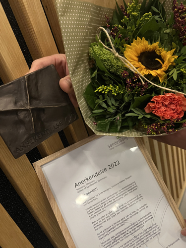 Diplom, blomster og plakette til Sergenten